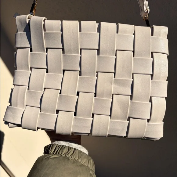 Elegant White Woven Shoulder Bag - Picture 4 of 16